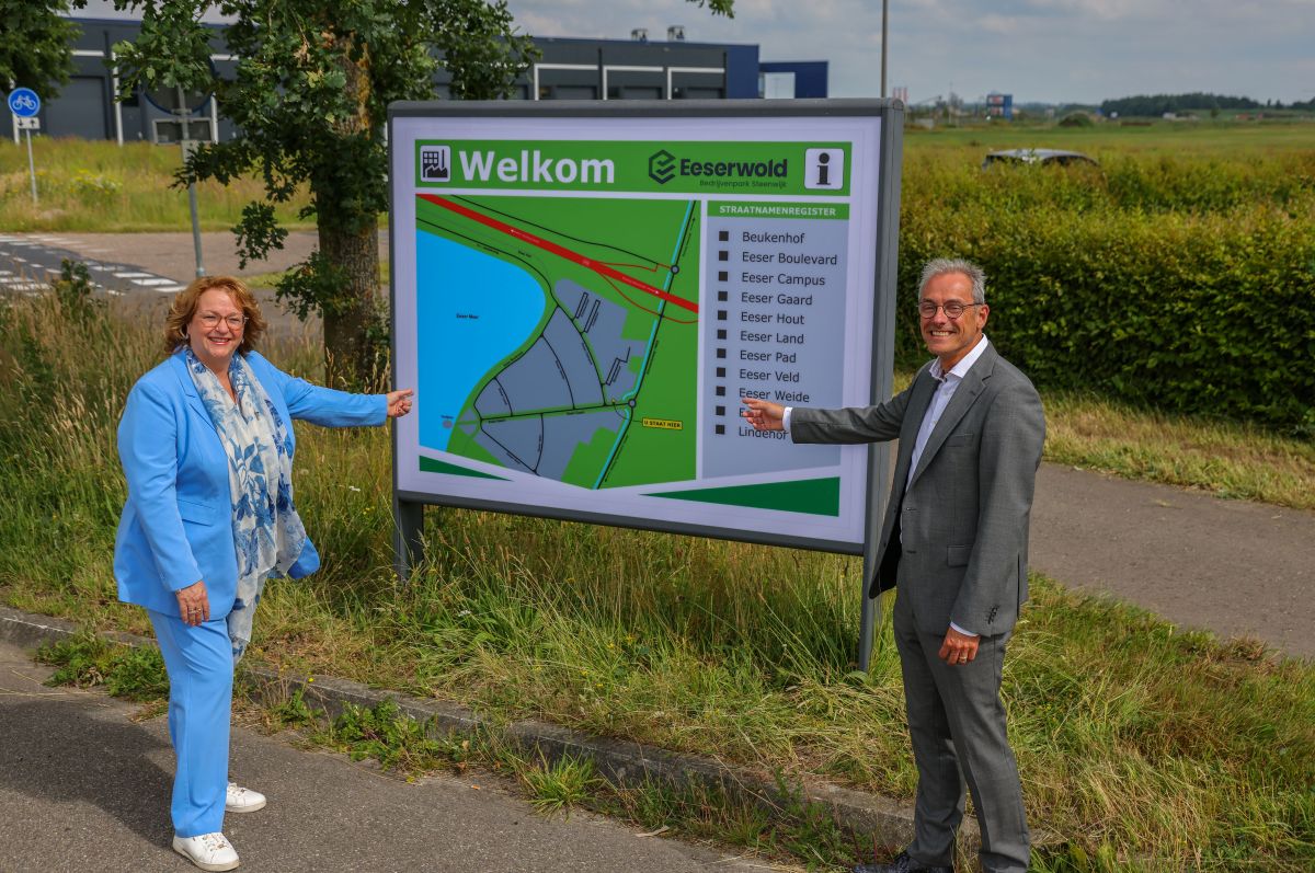 Wethouder Slomp-Dekkers onthult ingebruikname bewegwijzering